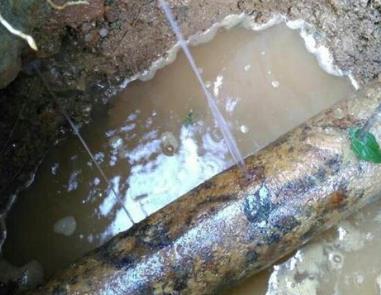 迎泽楼顶渗水维修公司分享下地暖漏水的原因及检测方法。